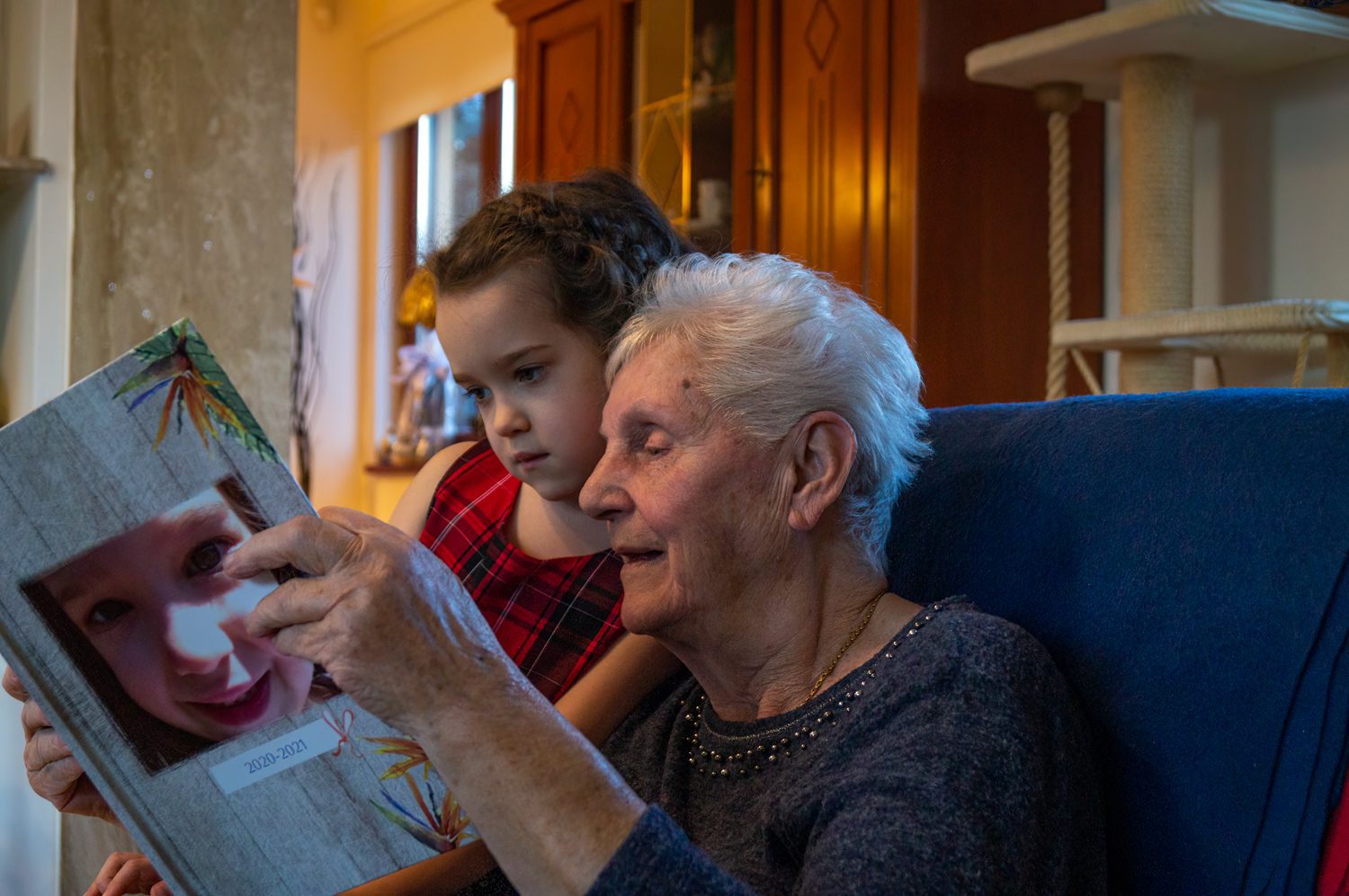 Fotoksiążka dla babci do oglądania razem z wnuczką