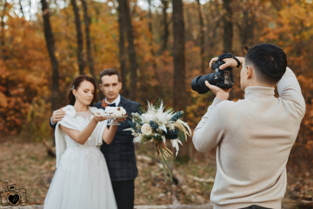 fotograf ślubny robi zdjęcia młodej parze