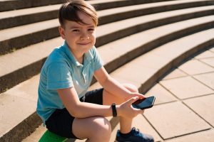 Read more about the article Rodzicielski przewodnik zakupowy: Jak wybrać bezpieczny telefon dla dziecka.